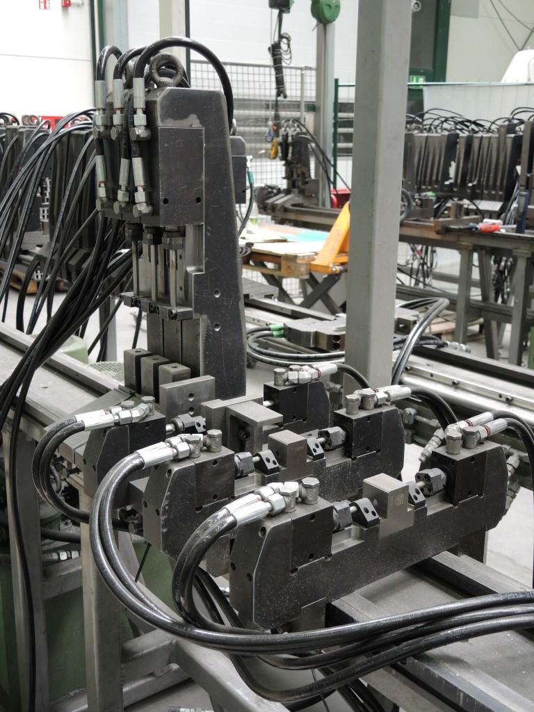 Chapas metálicas e máquinas para trabalhar metais<br><font size="2">Colaboração com Hilco Industrial Acquisitions bv</font><br><img src="/images/hil.png"><br>-17