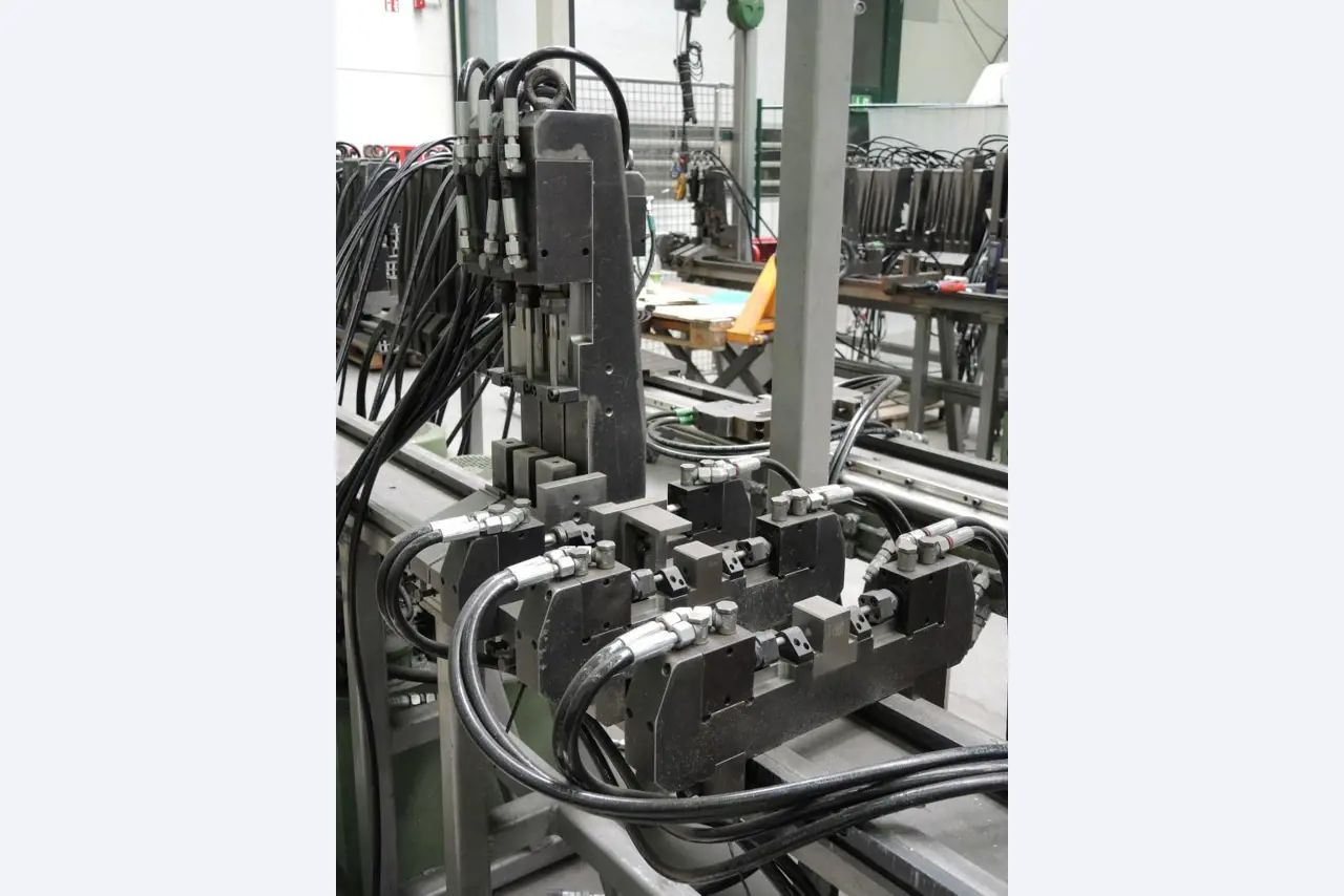 Chapas metálicas e máquinas para trabalhar metais<br><font size="2">Colaboração com Hilco Industrial Acquisitions bv</font><br><img src="/images/hil.png"><br>-17