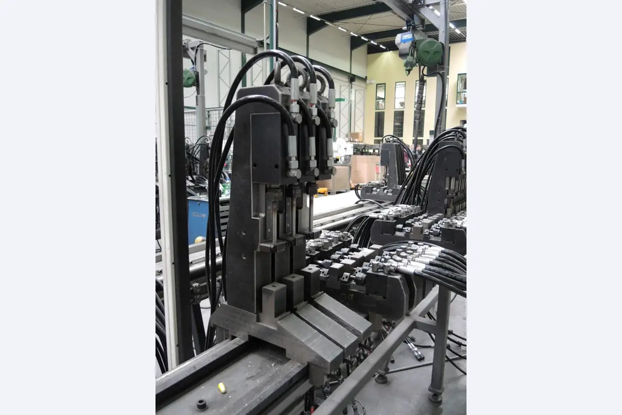 Chapas metálicas e máquinas para trabalhar metais<br><font size="2">Colaboração com Hilco Industrial Acquisitions bv</font><br><img src="/images/hil.png"><br>-2