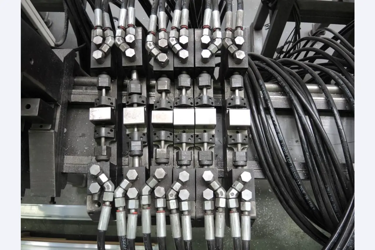 Chapas metálicas e máquinas para trabalhar metais<br><font size="2">Colaboração com Hilco Industrial Acquisitions bv</font><br><img src="/images/hil.png"><br>-3