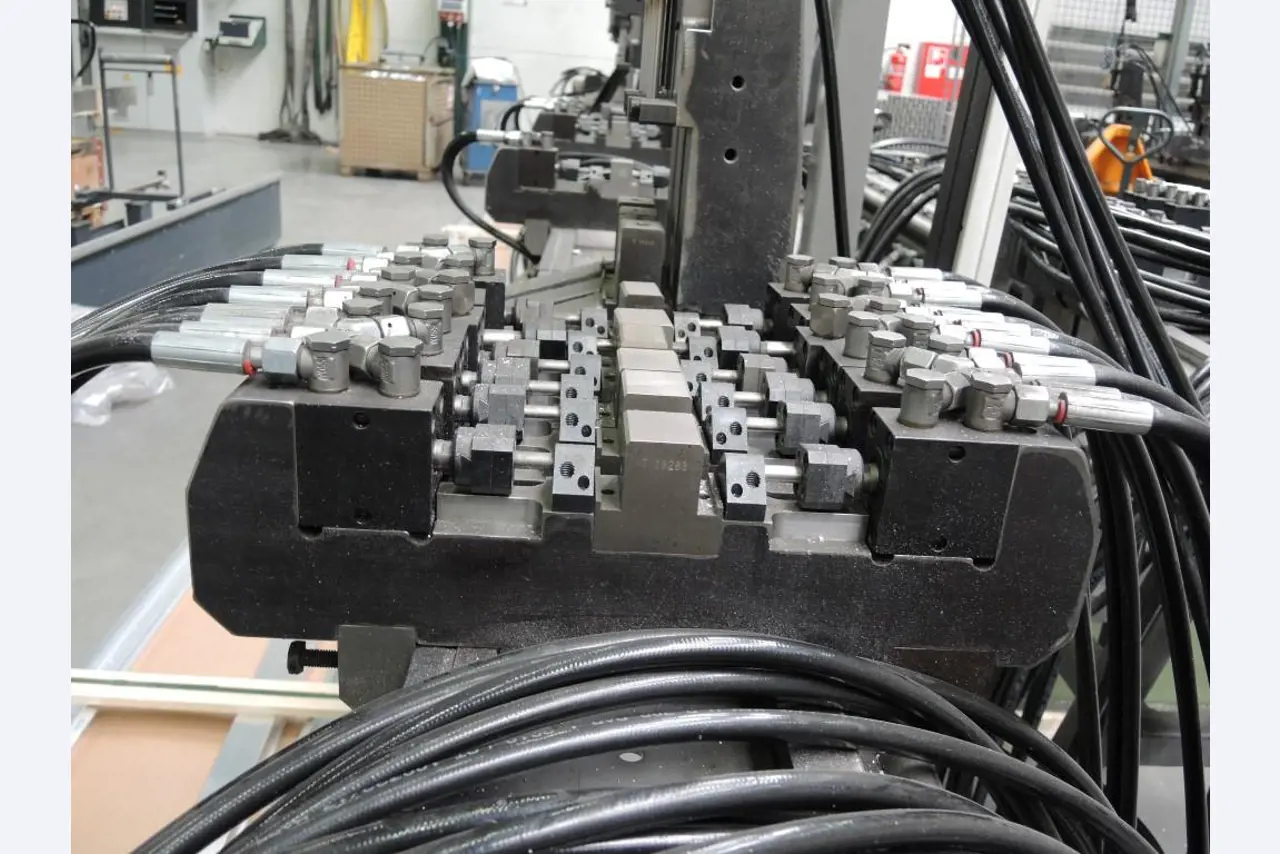 Chapas metálicas e máquinas para trabalhar metais<br><font size="2">Colaboração com Hilco Industrial Acquisitions bv</font><br><img src="/images/hil.png"><br>-4