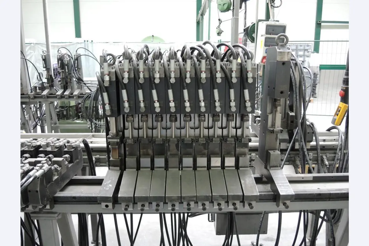 Chapas metálicas e máquinas para trabalhar metais<br><font size="2">Colaboração com Hilco Industrial Acquisitions bv</font><br><img src="/images/hil.png"><br>-5