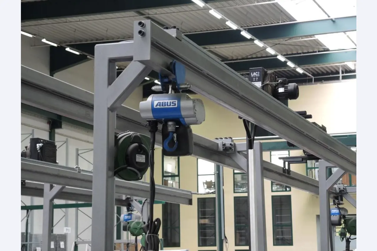 Chapas metálicas e máquinas para trabalhar metais<br><font size="2">Colaboração com Hilco Industrial Acquisitions bv</font><br><img src="/images/hil.png"><br>-9