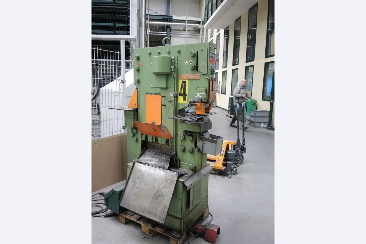 Chapas metálicas e máquinas para trabalhar metais<br><font size="2">Colaboração com Hilco Industrial Acquisitions bv</font><br><img src="/images/hil.png"><br>-3