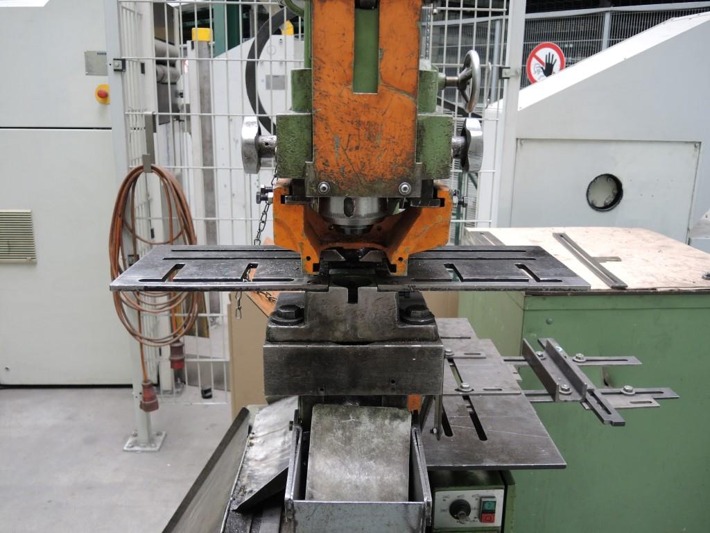 Chapas metálicas e máquinas para trabalhar metais<br><font size="2">Colaboração com Hilco Industrial Acquisitions bv</font><br><img src="/images/hil.png"><br>-5