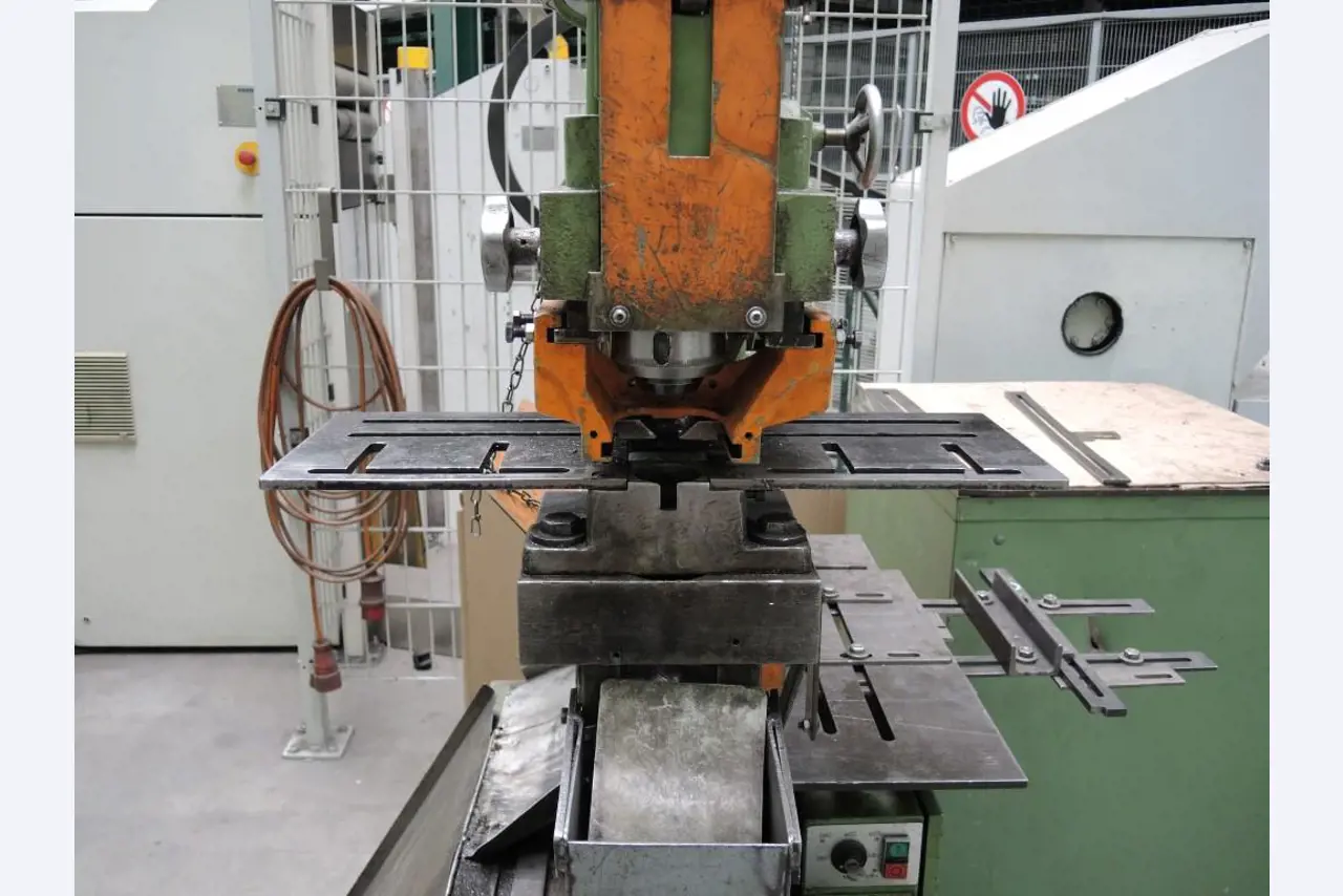 Chapas metálicas e máquinas para trabalhar metais<br><font size="2">Colaboração com Hilco Industrial Acquisitions bv</font><br><img src="/images/hil.png"><br>-5