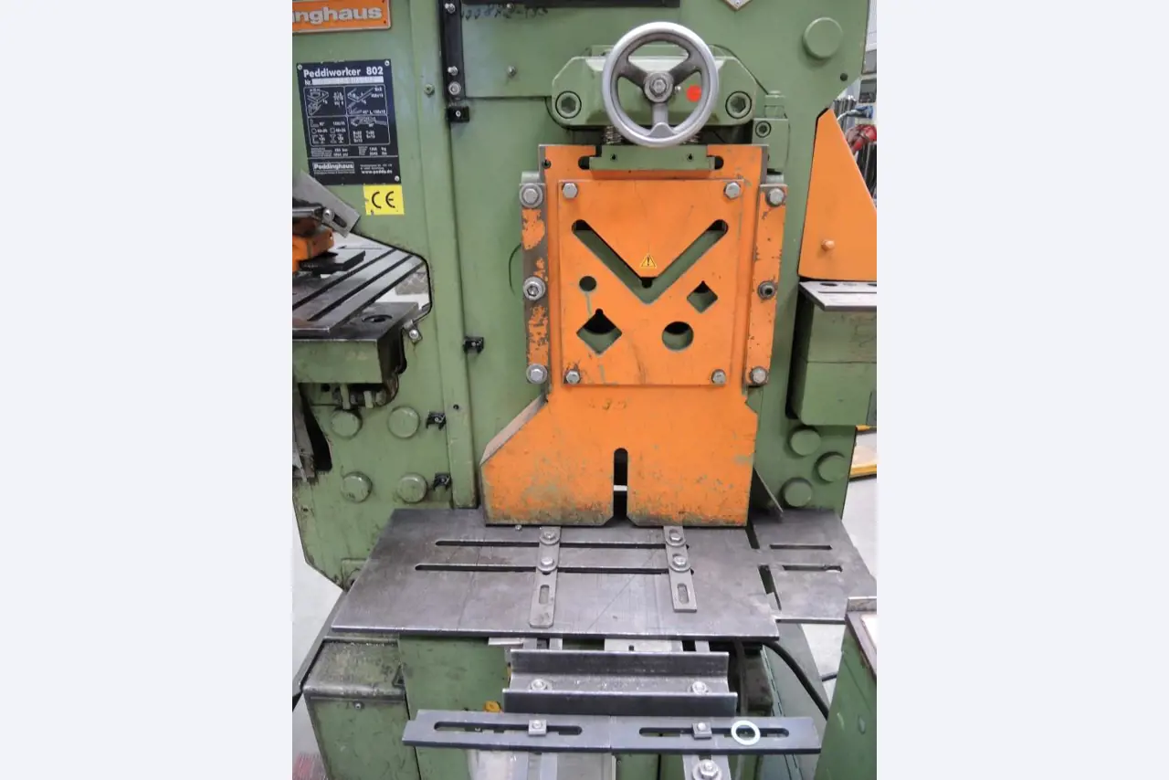 Chapas metálicas e máquinas para trabalhar metais<br><font size="2">Colaboração com Hilco Industrial Acquisitions bv</font><br><img src="/images/hil.png"><br>-6