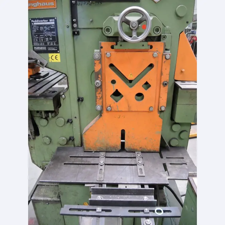 Chapas metálicas e máquinas para trabalhar metais<br><font size="2">Colaboração com Hilco Industrial Acquisitions bv</font><br><img src="/images/hil.png"><br>-6