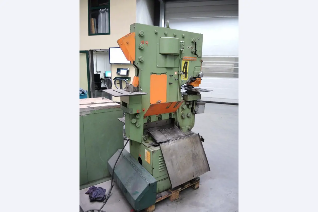 Chapas metálicas e máquinas para trabalhar metais<br><font size="2">Colaboração com Hilco Industrial Acquisitions bv</font><br><img src="/images/hil.png"><br>-7