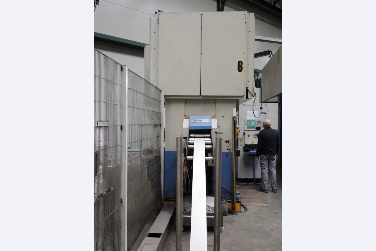 Chapas metálicas e máquinas para trabalhar metais<br><font size="2">Colaboração com Hilco Industrial Acquisitions bv</font><br><img src="/images/hil.png"><br>-12