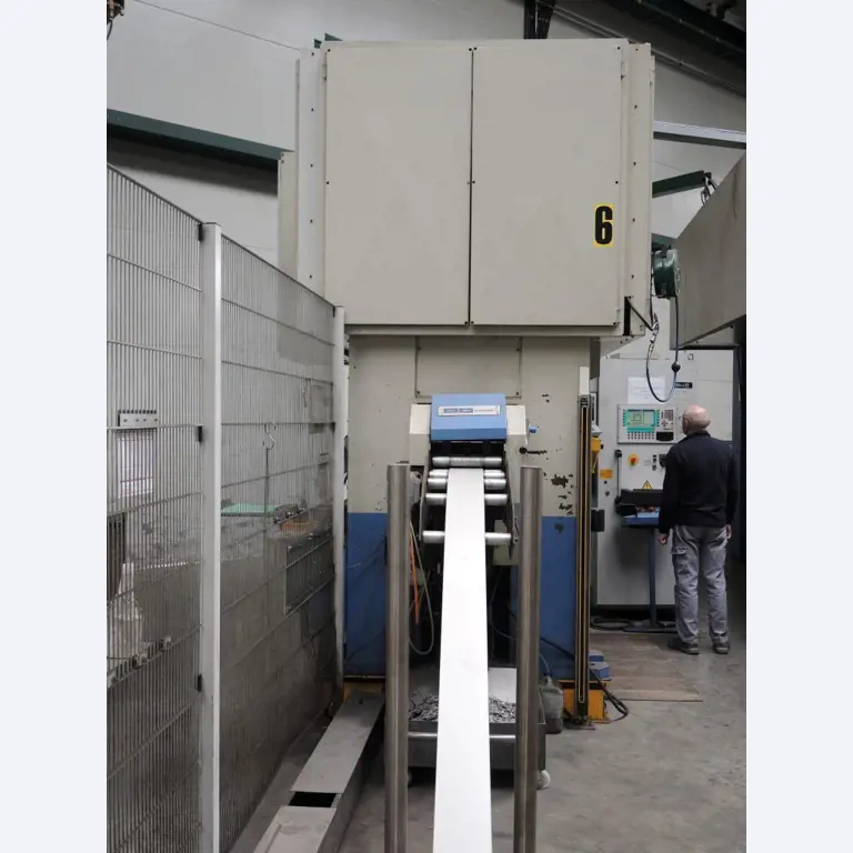 Chapas metálicas e máquinas para trabalhar metais<br><font size="2">Colaboração com Hilco Industrial Acquisitions bv</font><br><img src="/images/hil.png"><br>-12