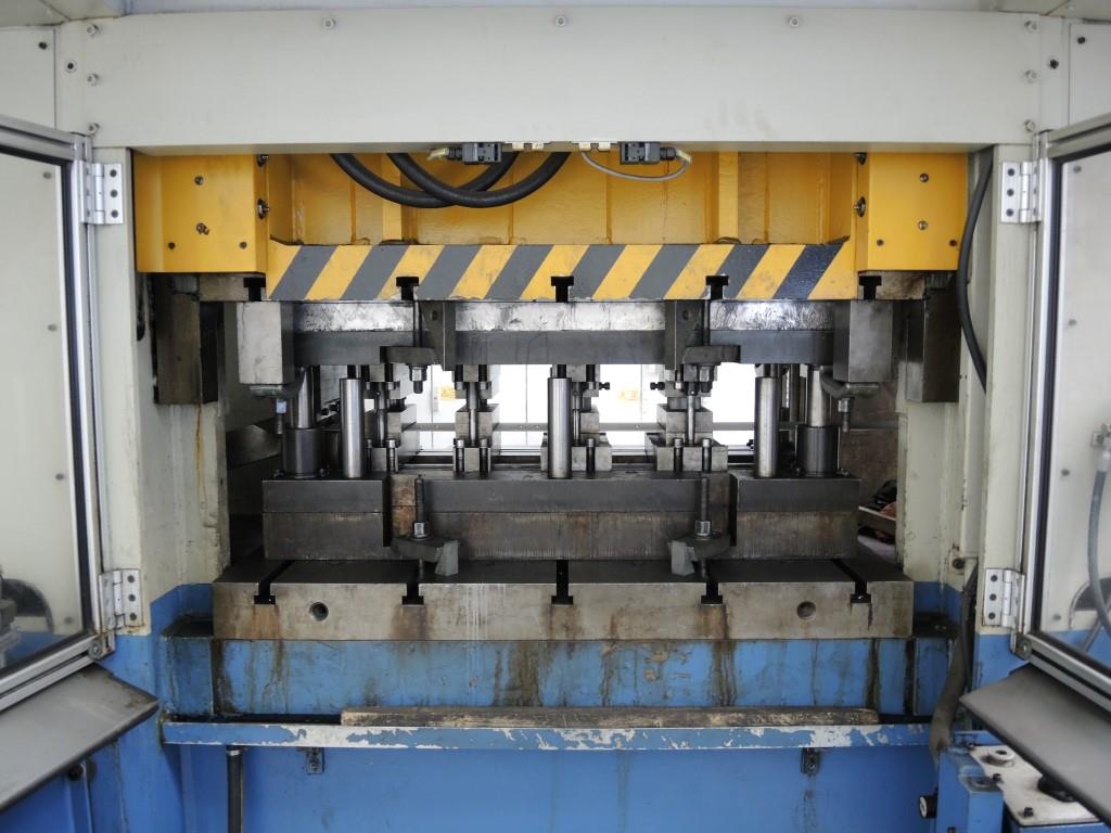 Chapas metálicas e máquinas para trabalhar metais<br><font size="2">Colaboração com Hilco Industrial Acquisitions bv</font><br><img src="/images/hil.png"><br>-15