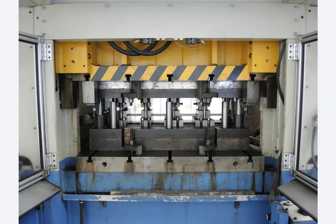 Chapas metálicas e máquinas para trabalhar metais<br><font size="2">Colaboração com Hilco Industrial Acquisitions bv</font><br><img src="/images/hil.png"><br>-15