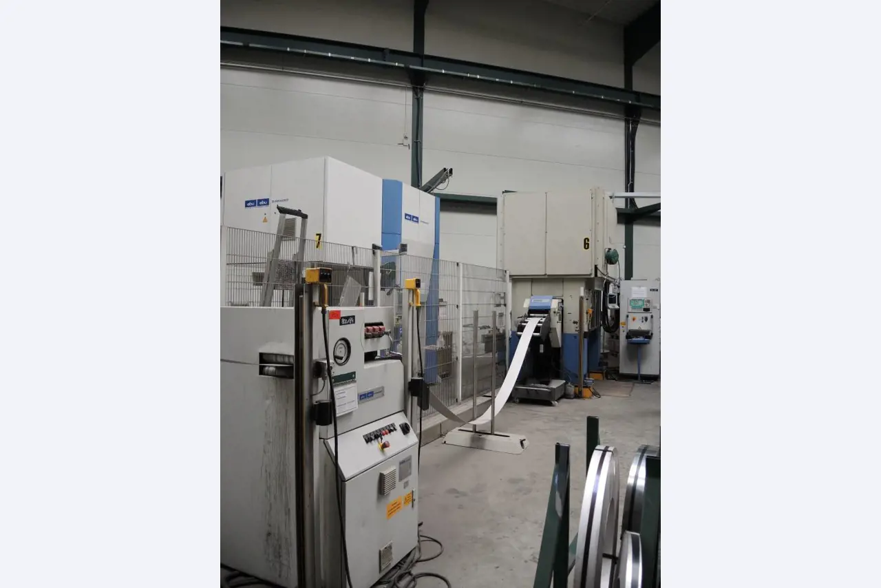 Chapas metálicas e máquinas para trabalhar metais<br><font size="2">Colaboração com Hilco Industrial Acquisitions bv</font><br><img src="/images/hil.png"><br>-16