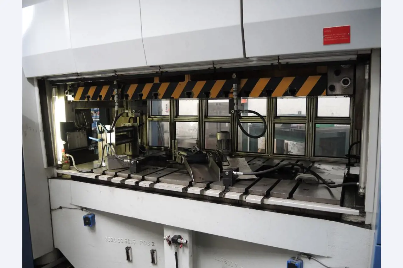 Chapas metálicas e máquinas para trabalhar metais<br><font size="2">Colaboração com Hilco Industrial Acquisitions bv</font><br><img src="/images/hil.png"><br>-18