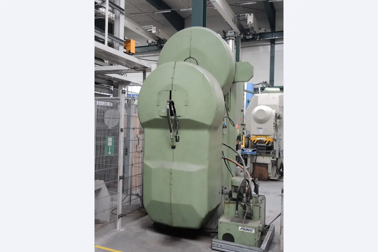 Chapas metálicas e máquinas para trabalhar metais<br><font size="2">Colaboração com Hilco Industrial Acquisitions bv</font><br><img src="/images/hil.png"><br>-4