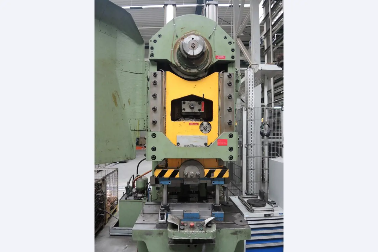 Chapas metálicas e máquinas para trabalhar metais<br><font size="2">Colaboração com Hilco Industrial Acquisitions bv</font><br><img src="/images/hil.png"><br>-6