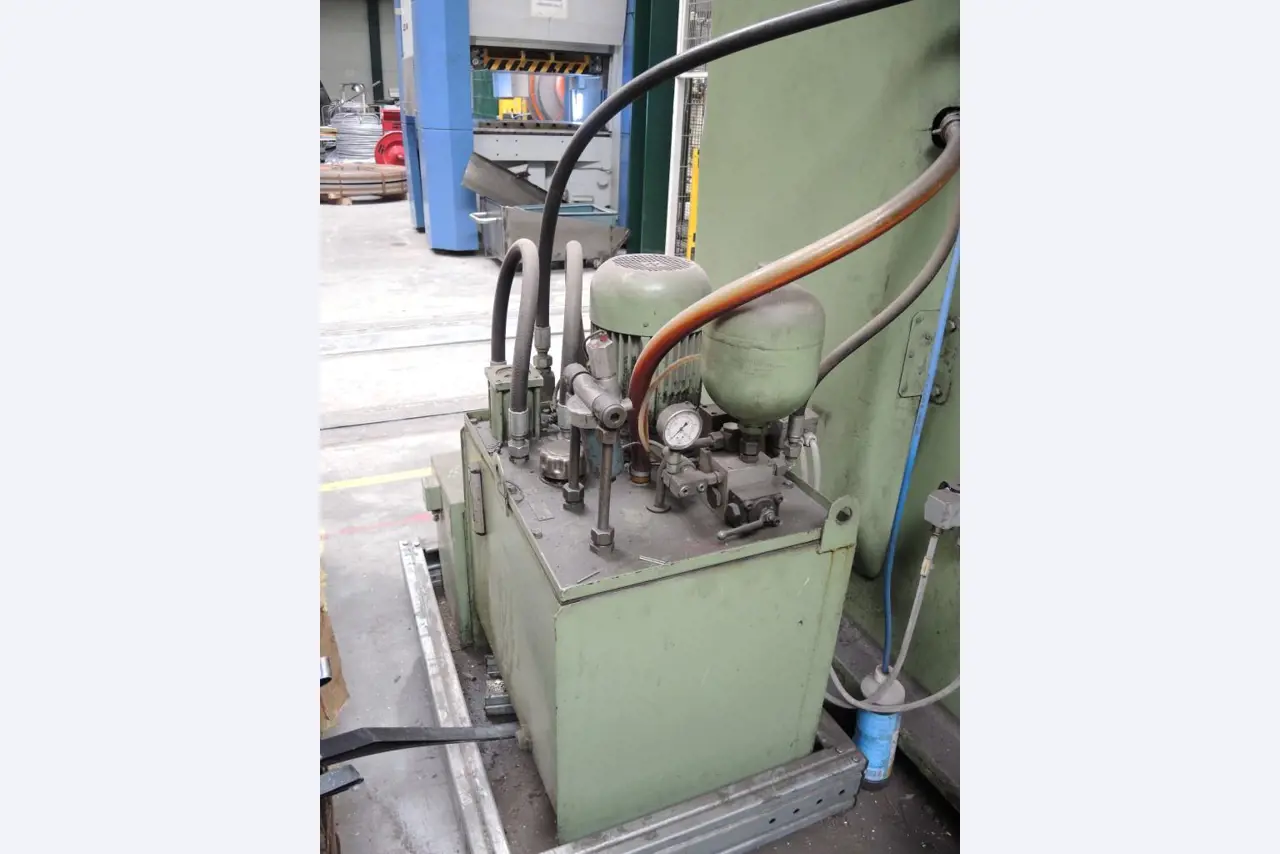 Chapas metálicas e máquinas para trabalhar metais<br><font size="2">Colaboração com Hilco Industrial Acquisitions bv</font><br><img src="/images/hil.png"><br>-7