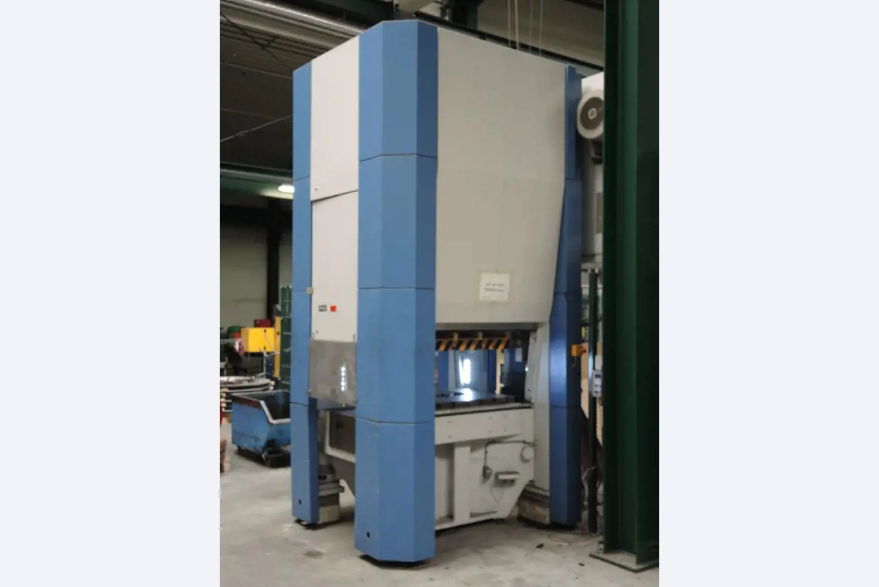 Chapas metálicas e máquinas para trabalhar metais<br><font size="2">Colaboração com Hilco Industrial Acquisitions bv</font><br><img src="/images/hil.png"><br>-15