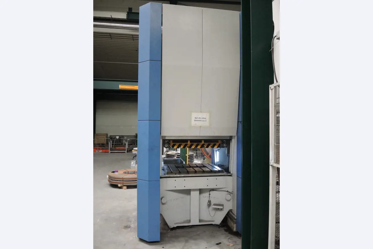 Chapas metálicas e máquinas para trabalhar metais<br><font size="2">Colaboração com Hilco Industrial Acquisitions bv</font><br><img src="/images/hil.png"><br>-16