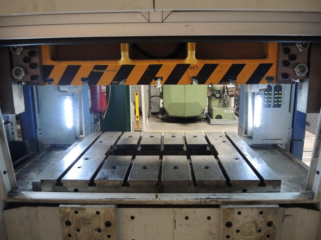 Chapas metálicas e máquinas para trabalhar metais<br><font size="2">Colaboração com Hilco Industrial Acquisitions bv</font><br><img src="/images/hil.png"><br>-19