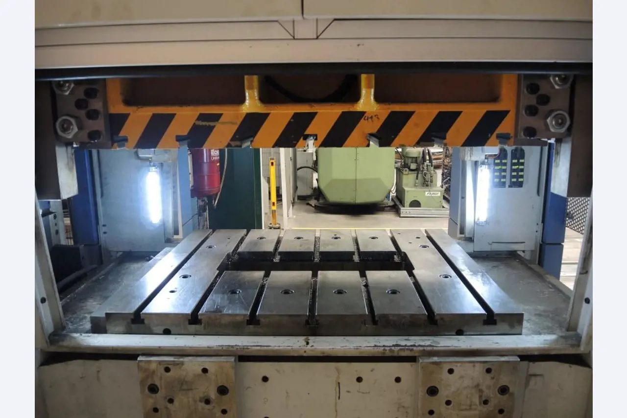 Chapas metálicas e máquinas para trabalhar metais<br><font size="2">Colaboração com Hilco Industrial Acquisitions bv</font><br><img src="/images/hil.png"><br>-19