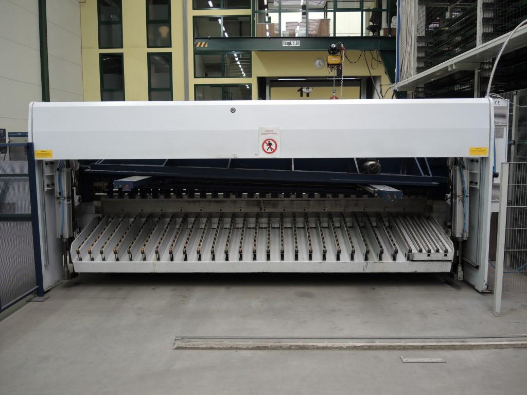 Chapas metálicas e máquinas para trabalhar metais<br><font size="2">Colaboração com Hilco Industrial Acquisitions bv</font><br><img src="/images/hil.png"><br>-4