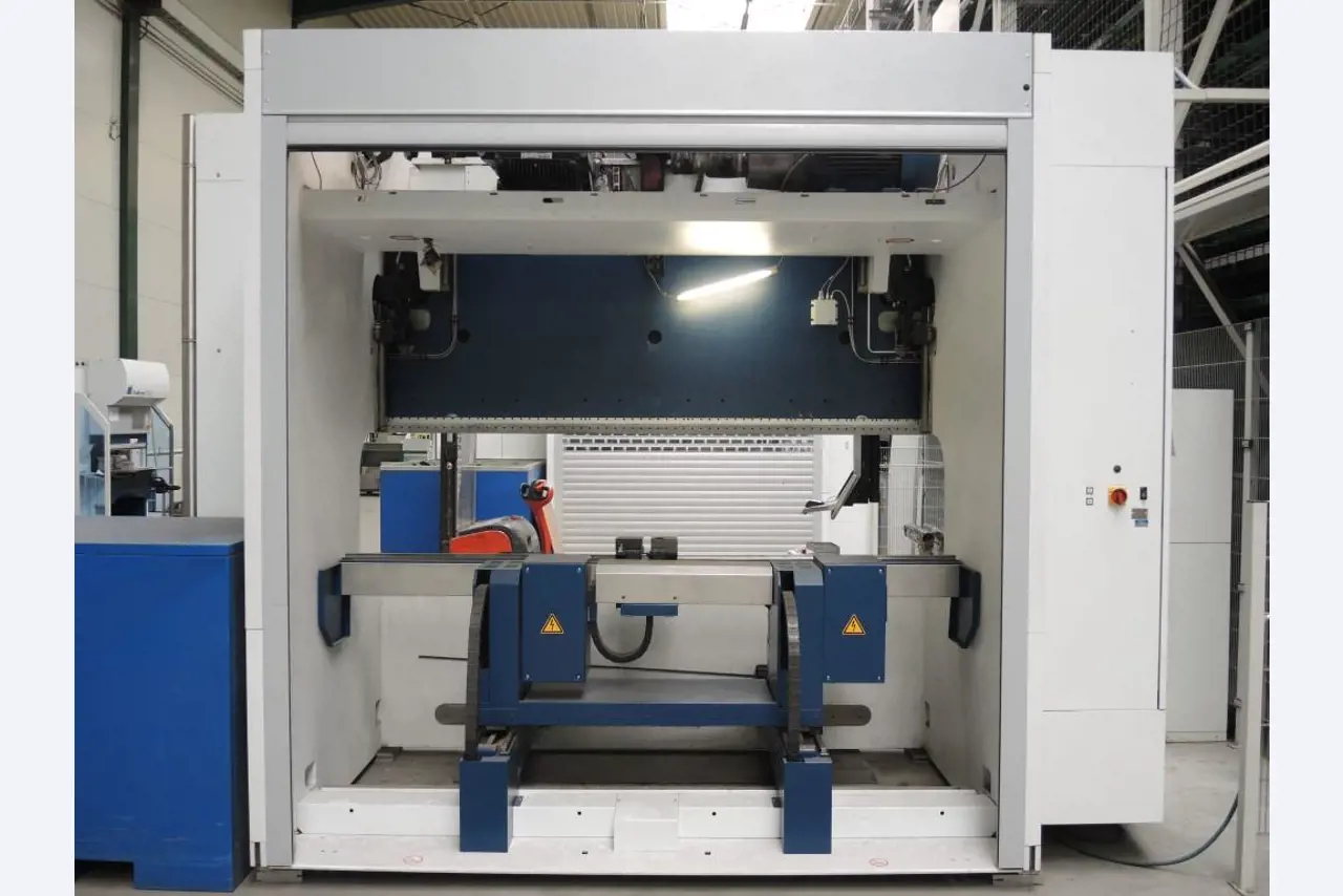 Chapas metálicas e máquinas para trabalhar metais<br><font size="2">Colaboração com Hilco Industrial Acquisitions bv</font><br><img src="/images/hil.png"><br>-6