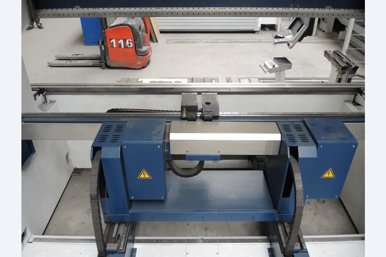 Chapas metálicas e máquinas para trabalhar metais<br><font size="2">Colaboração com Hilco Industrial Acquisitions bv</font><br><img src="/images/hil.png"><br>-7