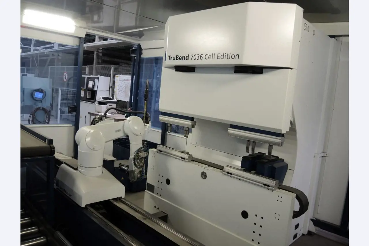 Chapas metálicas e máquinas para trabalhar metais<br><font size="2">Colaboração com Hilco Industrial Acquisitions bv</font><br><img src="/images/hil.png"><br>-11