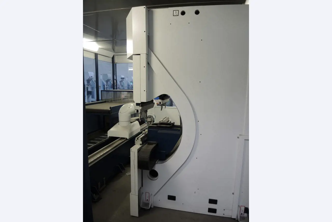 Chapas metálicas e máquinas para trabalhar metais<br><font size="2">Colaboração com Hilco Industrial Acquisitions bv</font><br><img src="/images/hil.png"><br>-13