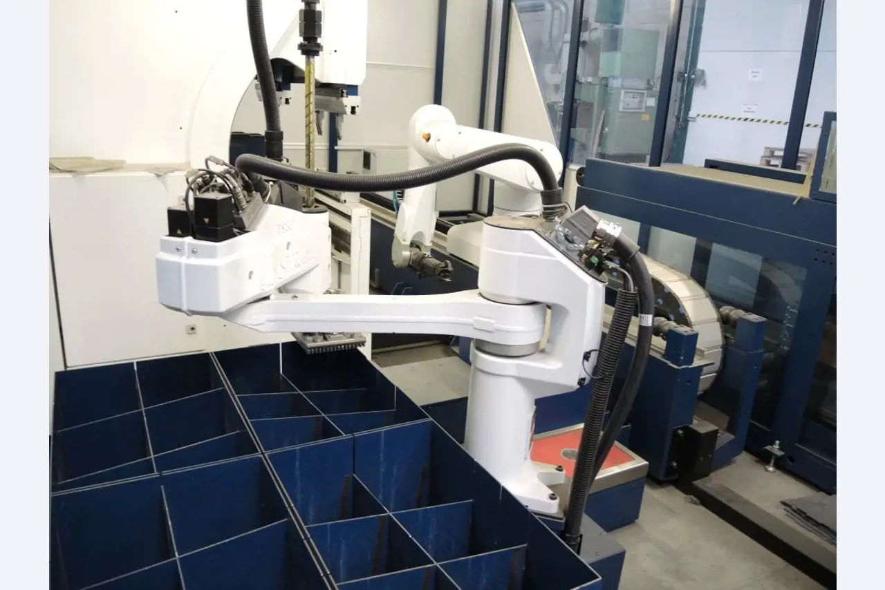 Chapas metálicas e máquinas para trabalhar metais<br><font size="2">Colaboração com Hilco Industrial Acquisitions bv</font><br><img src="/images/hil.png"><br>-15