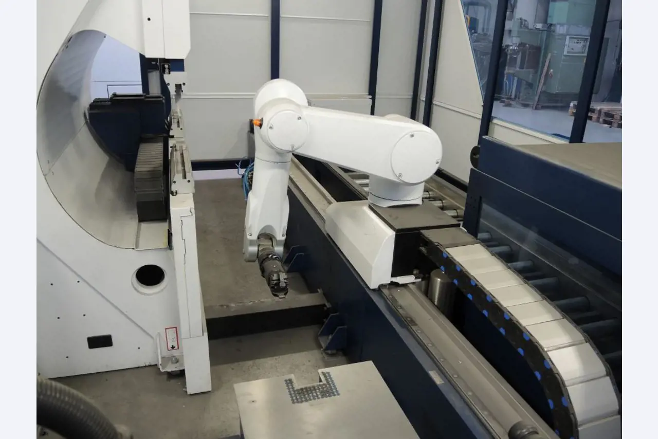 Chapas metálicas e máquinas para trabalhar metais<br><font size="2">Colaboração com Hilco Industrial Acquisitions bv</font><br><img src="/images/hil.png"><br>-2