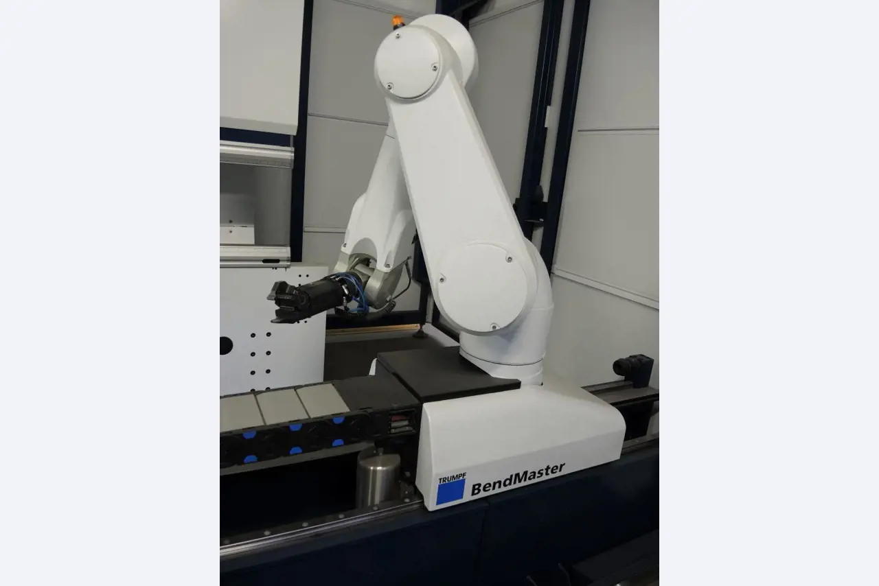 Chapas metálicas e máquinas para trabalhar metais<br><font size="2">Colaboração com Hilco Industrial Acquisitions bv</font><br><img src="/images/hil.png"><br>-13