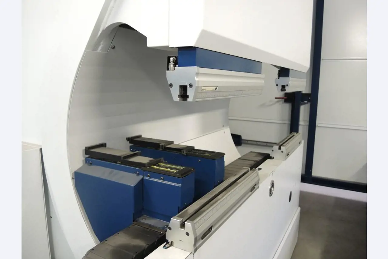 Chapas metálicas e máquinas para trabalhar metais<br><font size="2">Colaboração com Hilco Industrial Acquisitions bv</font><br><img src="/images/hil.png"><br>-15