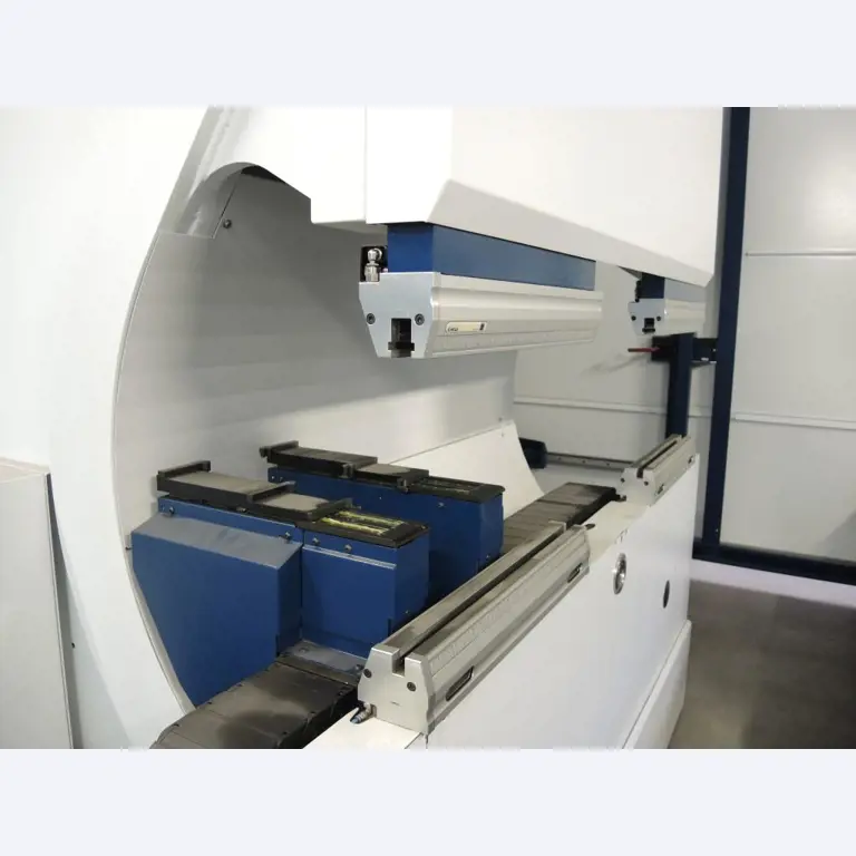 Chapas metálicas e máquinas para trabalhar metais<br><font size="2">Colaboração com Hilco Industrial Acquisitions bv</font><br><img src="/images/hil.png"><br>-15