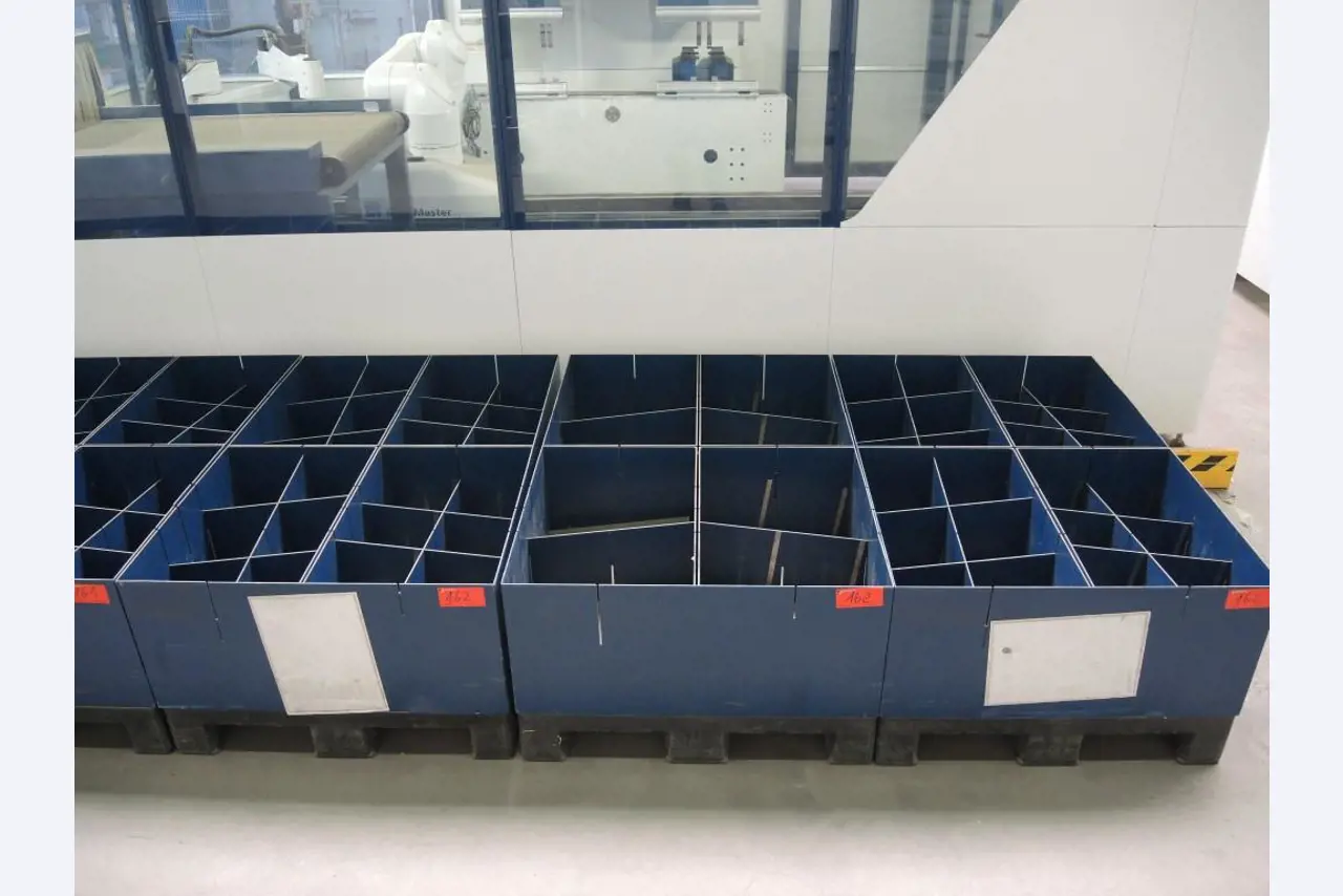 Chapas metálicas e máquinas para trabalhar metais<br><font size="2">Colaboração com Hilco Industrial Acquisitions bv</font><br><img src="/images/hil.png"><br>-7