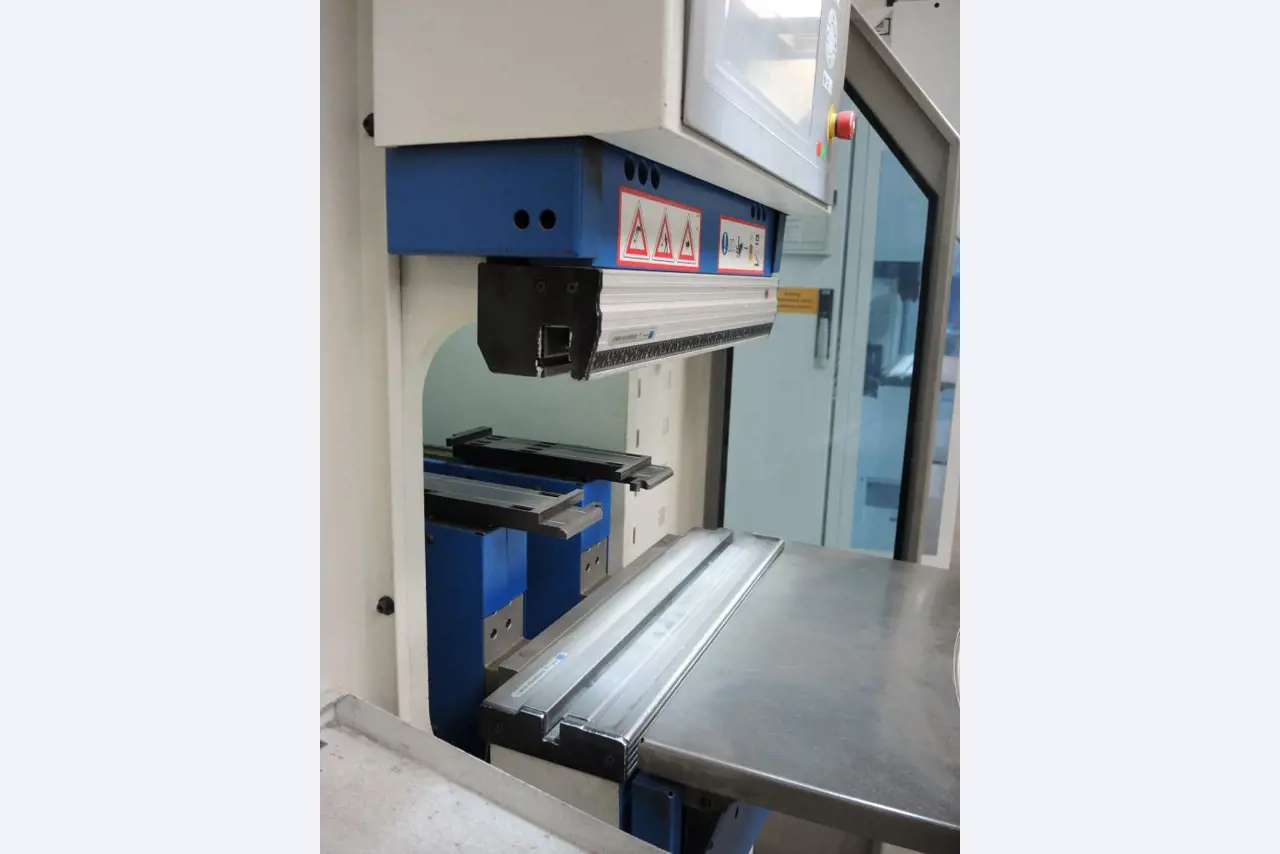 Chapas metálicas e máquinas para trabalhar metais<br><font size="2">Colaboração com Hilco Industrial Acquisitions bv</font><br><img src="/images/hil.png"><br>-5