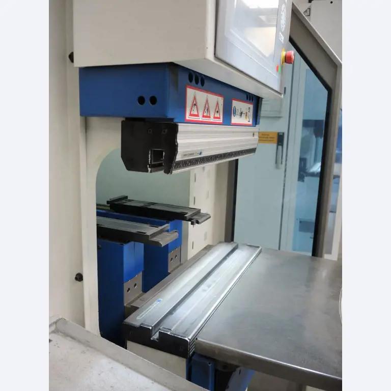 Chapas metálicas e máquinas para trabalhar metais<br><font size="2">Colaboração com Hilco Industrial Acquisitions bv</font><br><img src="/images/hil.png"><br>-5