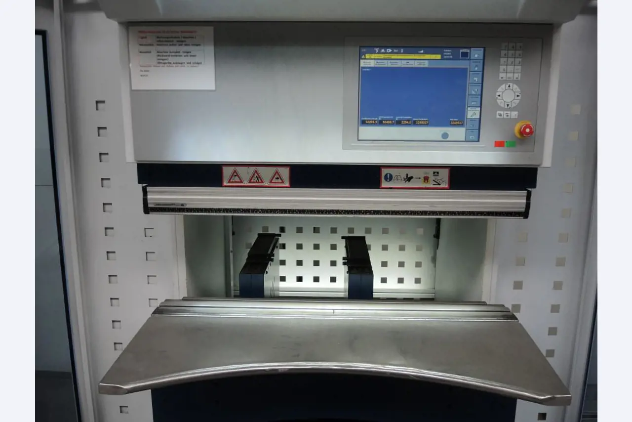 Chapas metálicas e máquinas para trabalhar metais<br><font size="2">Colaboração com Hilco Industrial Acquisitions bv</font><br><img src="/images/hil.png"><br>-4