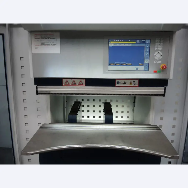 Chapas metálicas e máquinas para trabalhar metais<br><font size="2">Colaboração com Hilco Industrial Acquisitions bv</font><br><img src="/images/hil.png"><br>-4