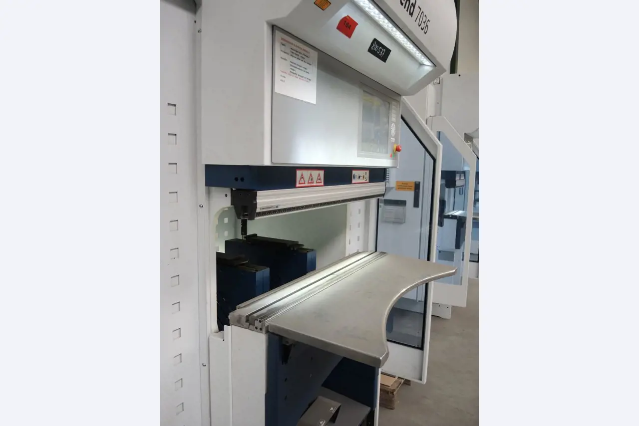 Chapas metálicas e máquinas para trabalhar metais<br><font size="2">Colaboração com Hilco Industrial Acquisitions bv</font><br><img src="/images/hil.png"><br>-5