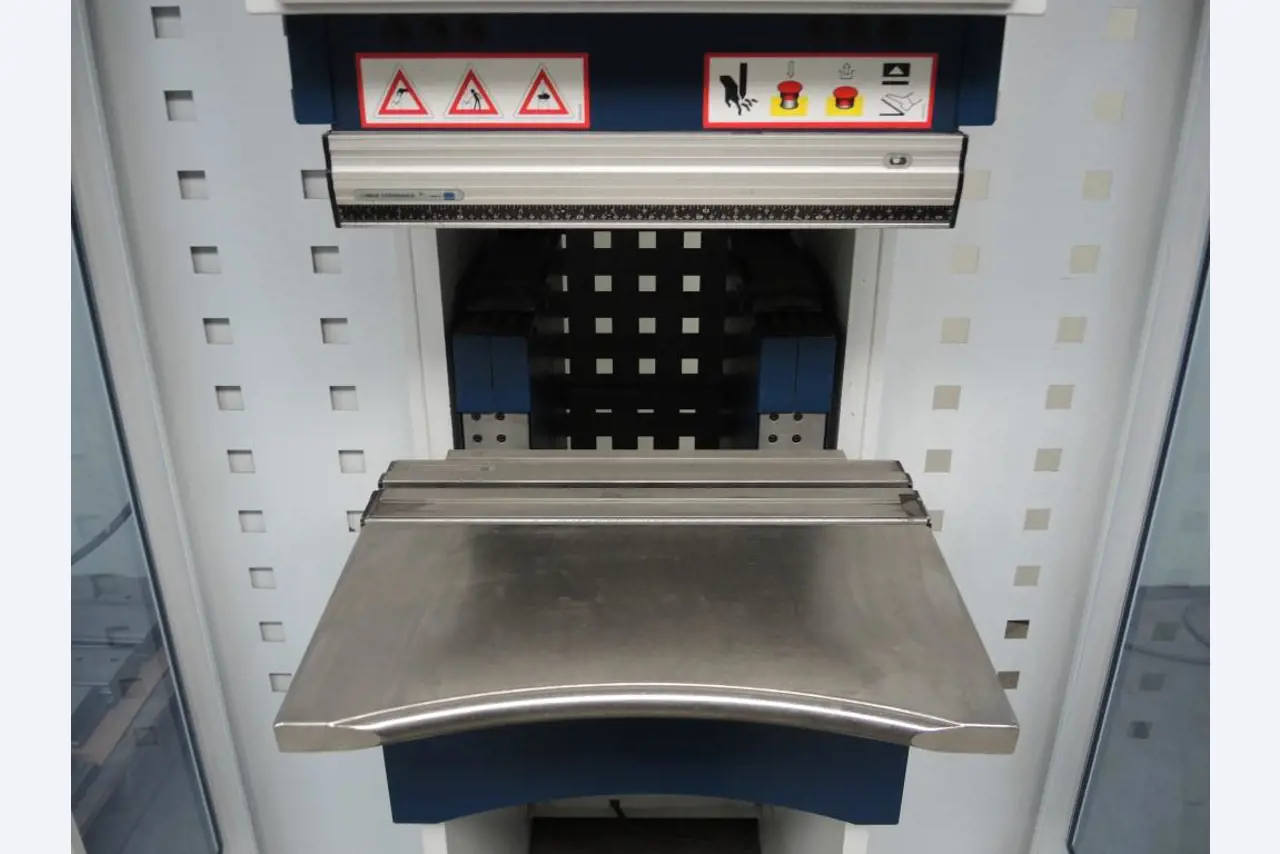 Chapas metálicas e máquinas para trabalhar metais<br><font size="2">Colaboração com Hilco Industrial Acquisitions bv</font><br><img src="/images/hil.png"><br>-4