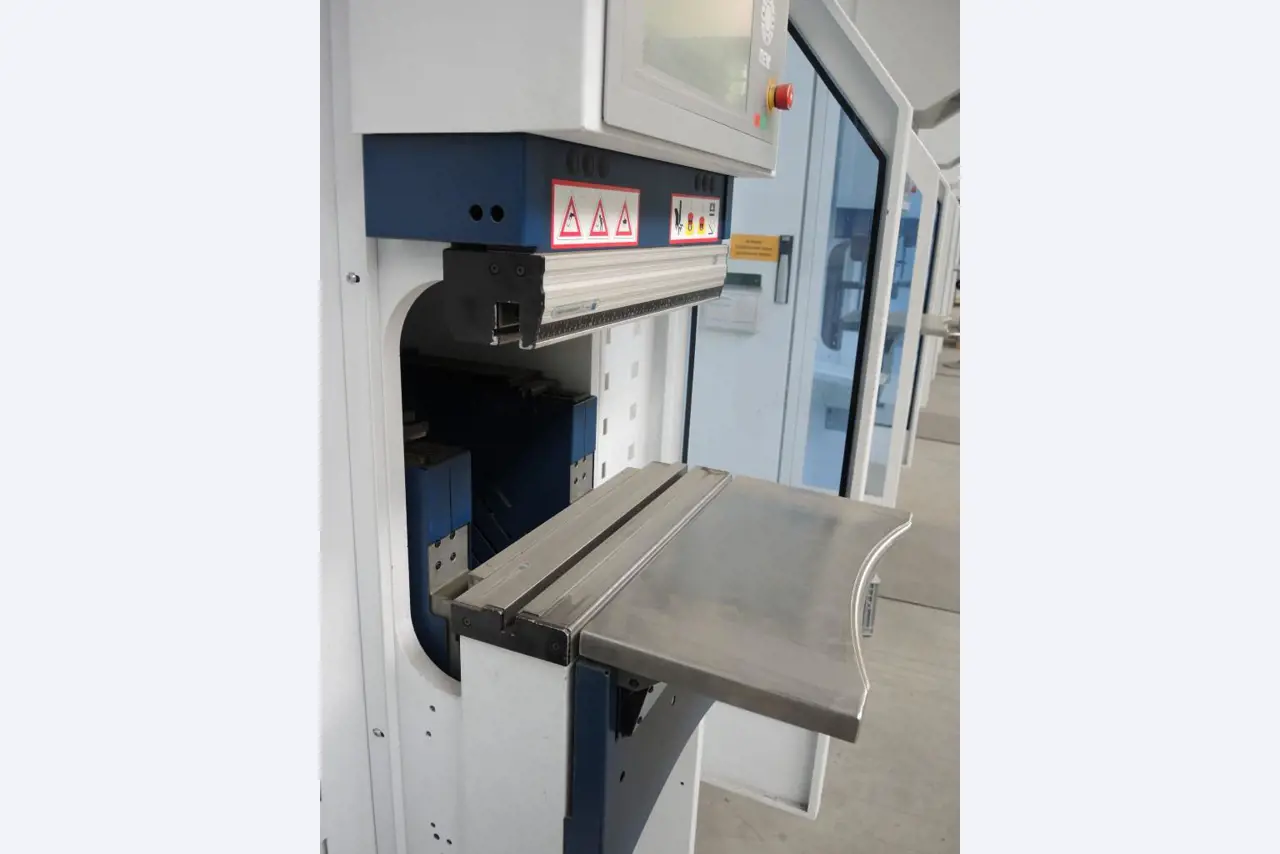 Chapas metálicas e máquinas para trabalhar metais<br><font size="2">Colaboração com Hilco Industrial Acquisitions bv</font><br><img src="/images/hil.png"><br>-5