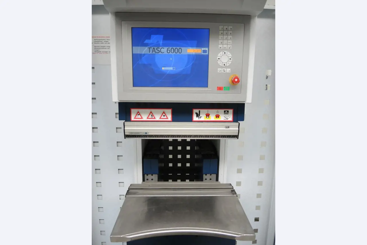 Chapas metálicas e máquinas para trabalhar metais<br><font size="2">Colaboração com Hilco Industrial Acquisitions bv</font><br><img src="/images/hil.png"><br>-6