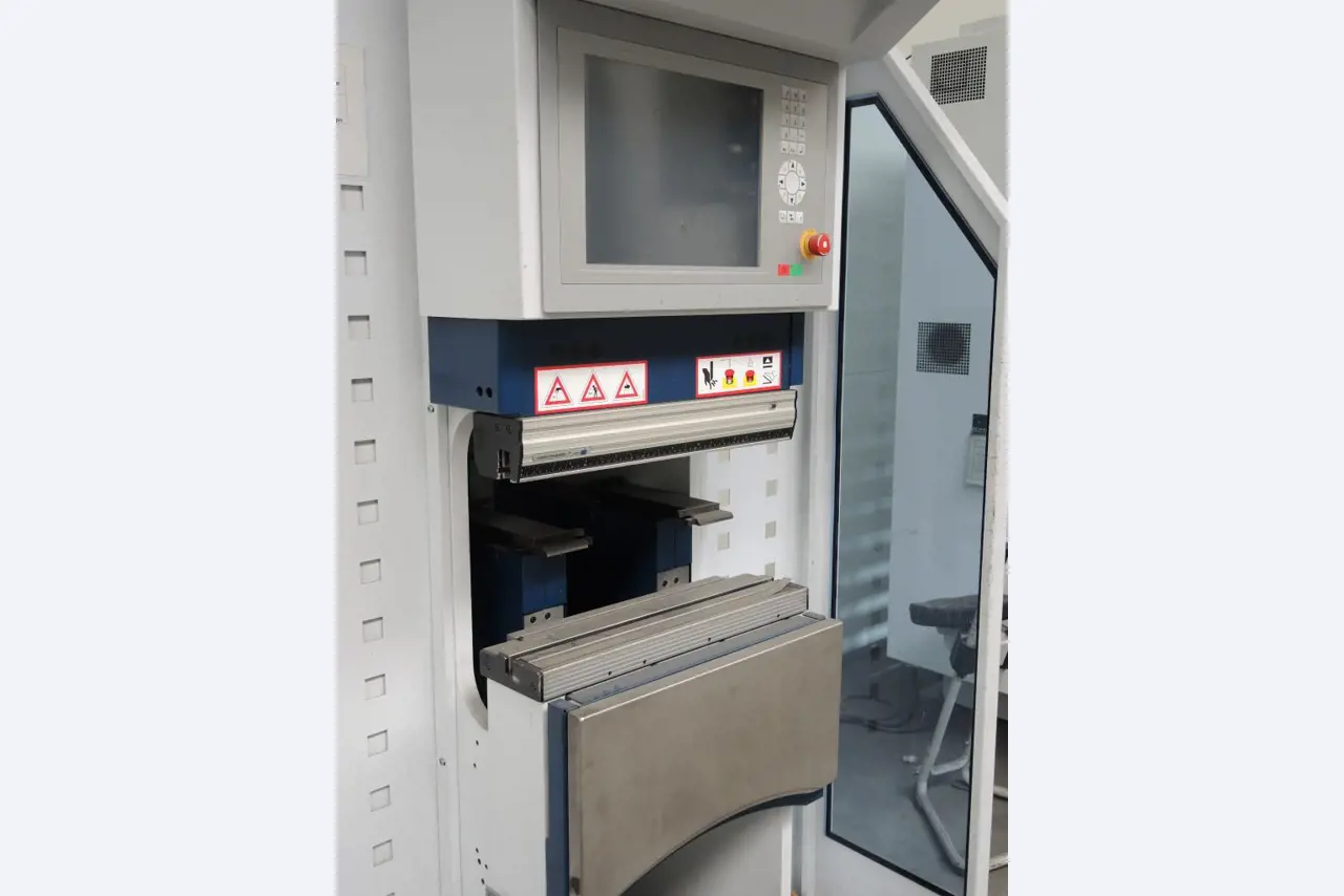 Chapas metálicas e máquinas para trabalhar metais<br><font size="2">Colaboração com Hilco Industrial Acquisitions bv</font><br><img src="/images/hil.png"><br>-4