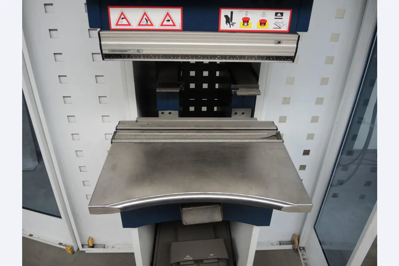 Chapas metálicas e máquinas para trabalhar metais<br><font size="2">Colaboração com Hilco Industrial Acquisitions bv</font><br><img src="/images/hil.png"><br>-6