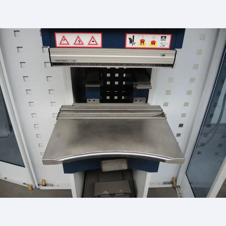 Chapas metálicas e máquinas para trabalhar metais<br><font size="2">Colaboração com Hilco Industrial Acquisitions bv</font><br><img src="/images/hil.png"><br>-6