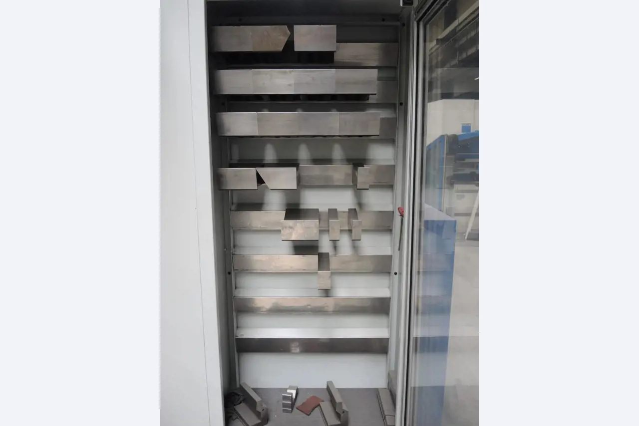 Chapas metálicas e máquinas para trabalhar metais<br><font size="2">Colaboração com Hilco Industrial Acquisitions bv</font><br><img src="/images/hil.png"><br>-10