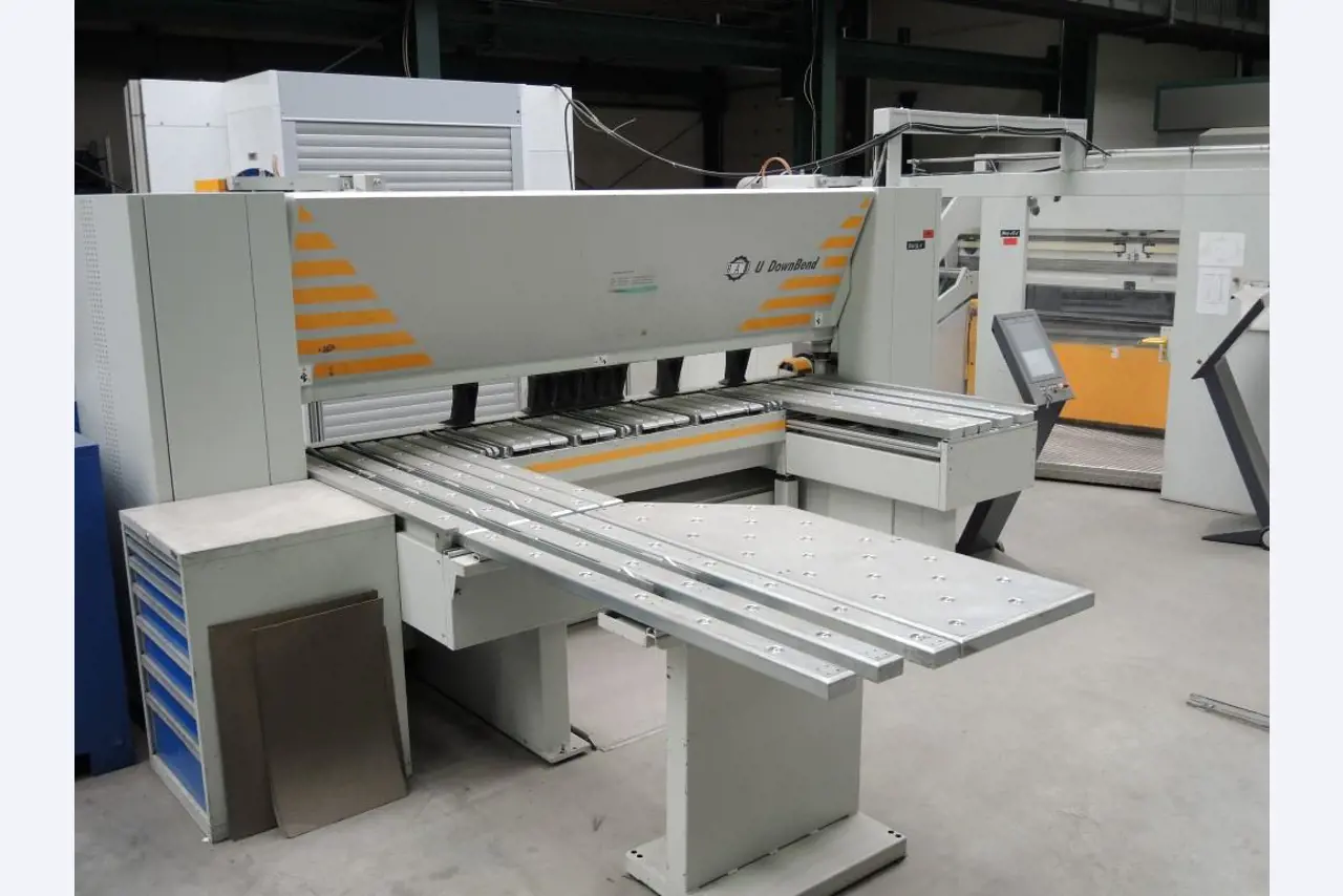 Chapas metálicas e máquinas para trabalhar metais<br><font size="2">Colaboração com Hilco Industrial Acquisitions bv</font><br><img src="/images/hil.png"><br>-4